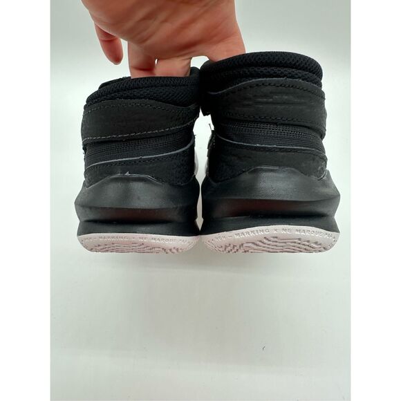 Nike Team Hustle D 11 Big Kids' Basketball Shoes Size 4 - Picture 4 of 8